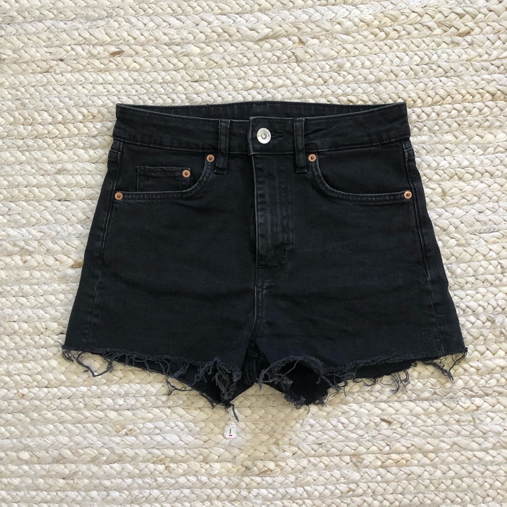 H&M divided black cut off shorts.